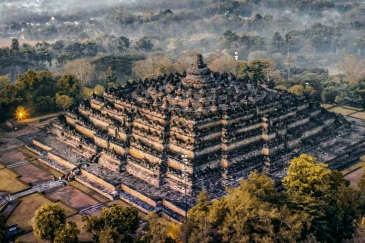 Best of Indonesia: Temples, Volcanoes & Islands