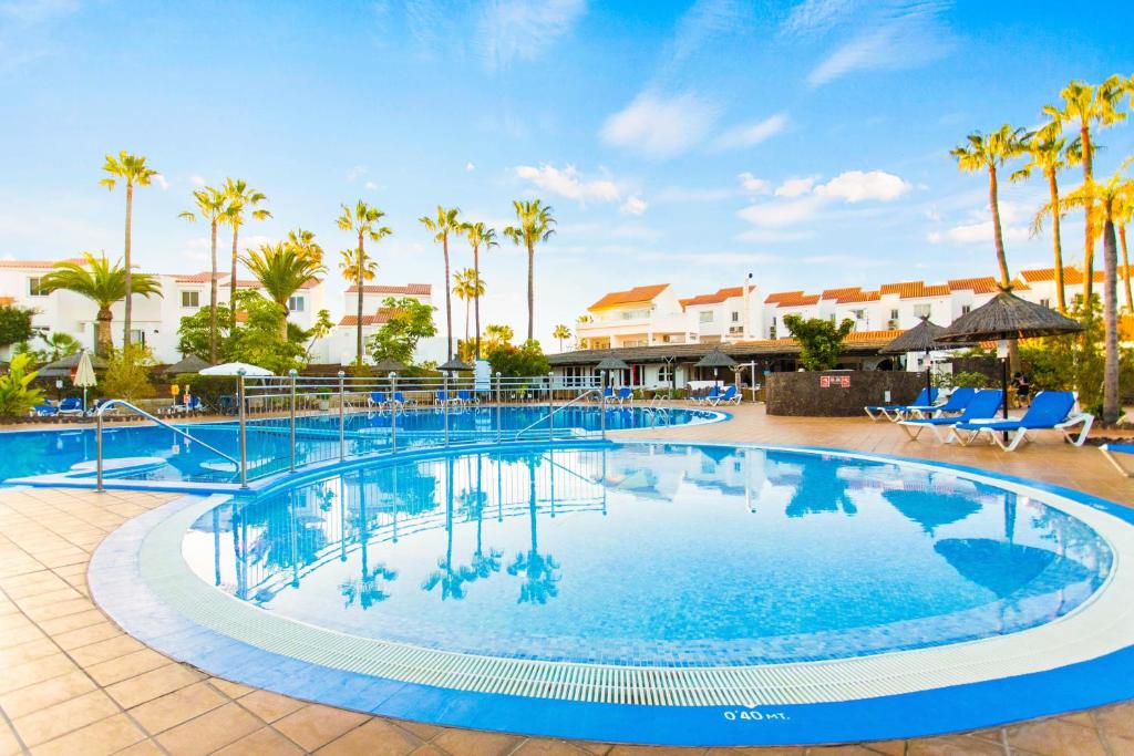 Escape to Tenerife: Wyndham Residences Golf del Sur for a Week of Sunshine!
