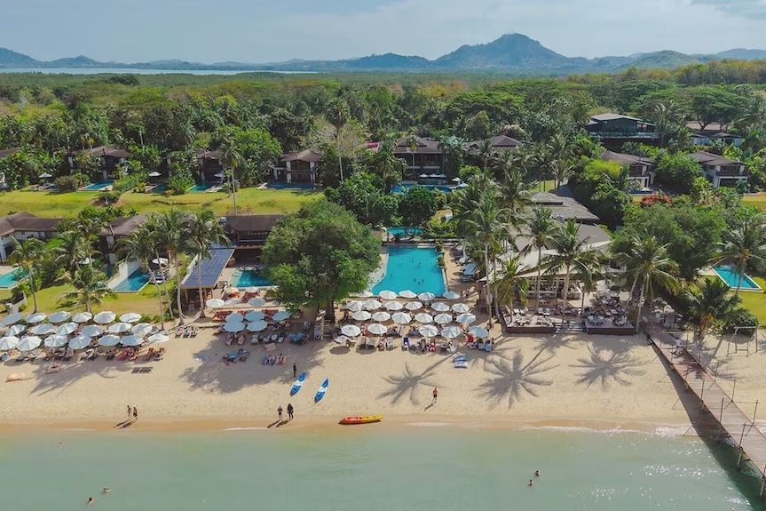 Escape to Tropical Paradise: 7 Nights in Phuket with Breakfast!